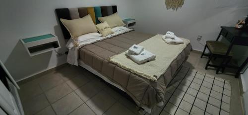 1 dormitorio con 1 cama con toallas en H2O CENTRO en Federación