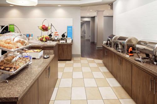 ルイスビルにあるハンプトン イン ルイビル ダウンタウンの食堂
