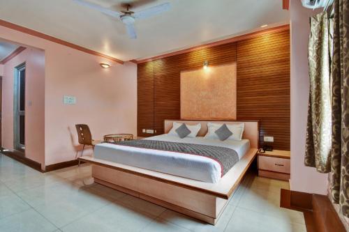 a bedroom with a large bed in a room at Townhouse 1115 Hotel Fly View in Jaipur