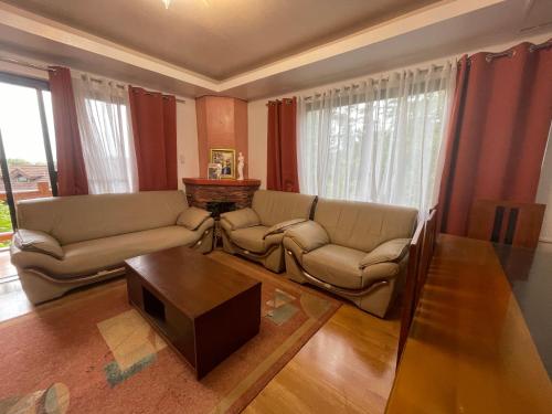 Ruang duduk di 2nd Floor- 3BR camp John Hay Unit For Rent