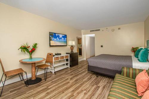 une chambre d'hôtel avec un lit, une table et un canapé dans l'établissement Ocean view Balcony Walk to beach PW722, à Honolulu