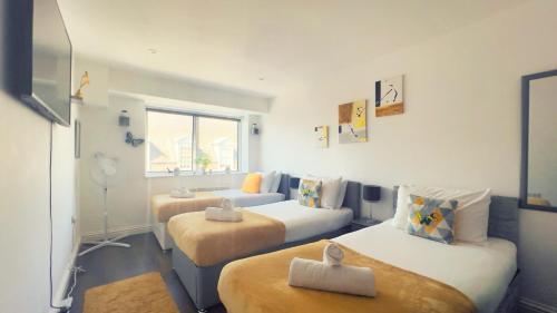 une chambre d'hôtel avec deux lits et un canapé dans l'établissement Ws Apartments - Luxury 1 bed in Watford Central, à Watford