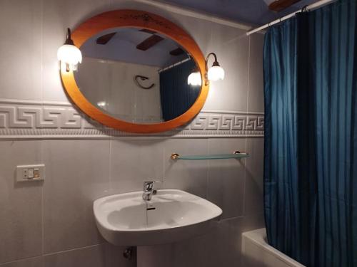 La salle de bains est pourvue d'un lavabo et d'un miroir. dans l'établissement Casa Rústica y vistas a la montaña - Els Llavadors, à Villafranca del Cid