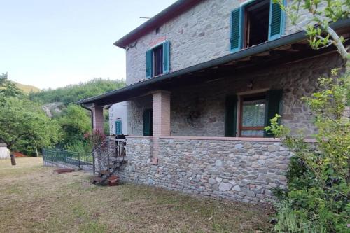 une maison en pierre avec un mur en pierre dans l'établissement Stupendo monolocale per un romantico relax!, à Lama