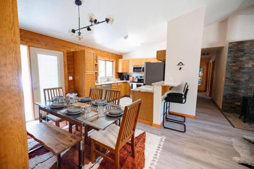ein Esszimmer und eine Küche mit einem Tisch und Stühlen in der Unterkunft A Cozy Cabin Escape in Tijeras-Hot Tub-Game room-Pet Friendly! in Tijeras
