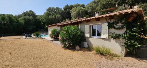 Vonkajšia záhrada v ubytovaní Splendide villa de rêve climatisée avec vue mer & montagne et sa piscine chauffée
