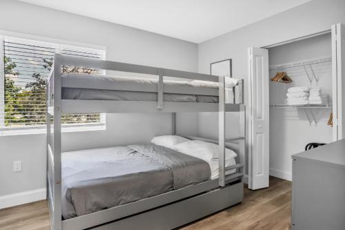 Ένα ή περισσότερα κρεβάτια σε δωμάτιο στο Sistrunk Shades Villas Units #1 & #2 Combined