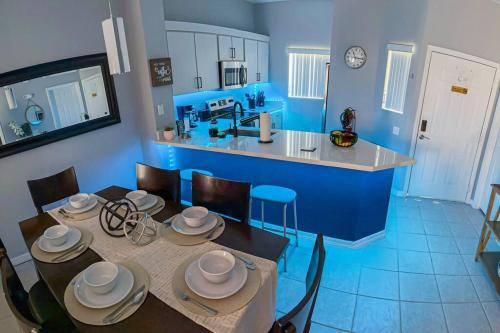 uma cozinha e sala de jantar com mesa e cadeiras em Ultimate Vacation Villa Near Disney Townhouse em Kissimmee