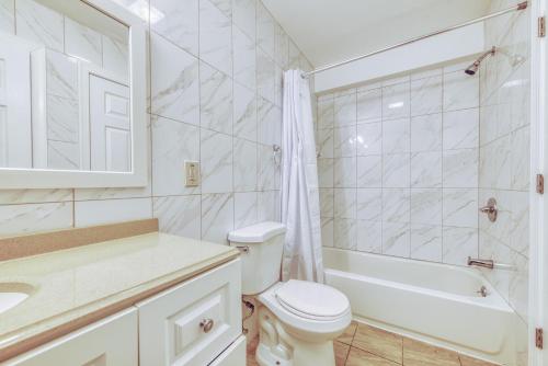 een badkamer met een toilet, een bad en een wastafel bij The Cherry Suites - Chinatown in Philadelphia