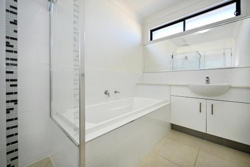 Koupelna v ubytování Stylish Maroochydore Delight - 3 bed, 2 bath