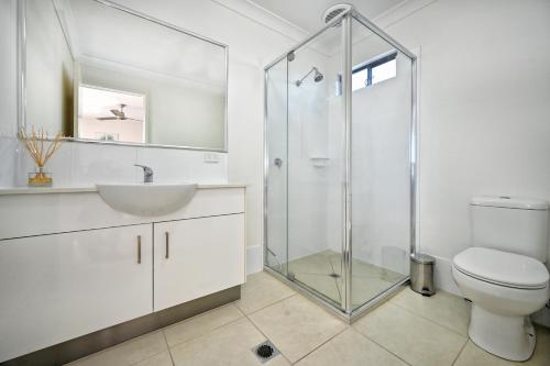 Ένα μπάνιο στο Stylish Maroochydore Delight - 3 bed, 2 bath