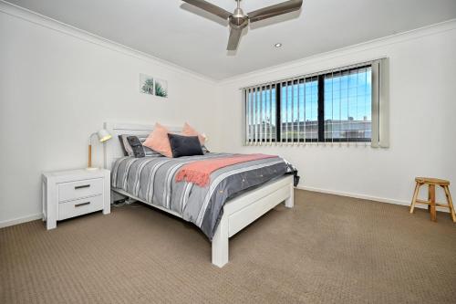 Postel nebo postele na pokoji v ubytování Stylish Maroochydore Delight - 3 bed, 2 bath