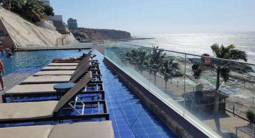 a swimming pool with a view of the ocean at Departamento en Manta Edificio Poseidon in Manta