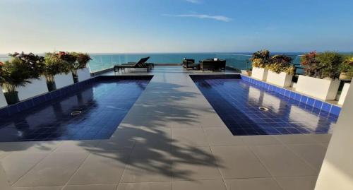 a swimming pool on the roof of a building at Departamento en Manta Edificio Poseidon in Manta