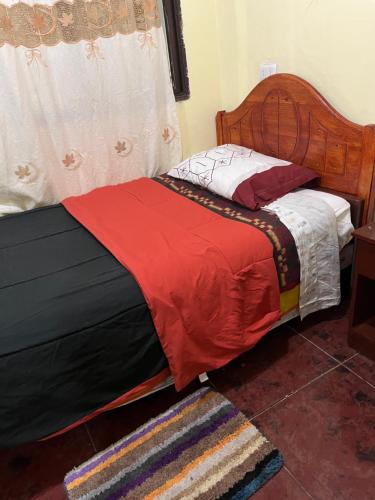 卡拉馬的住宿－Residencial Amanda Josefa，一间卧室配有一张带木制床头板的床