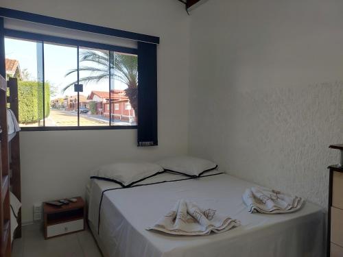 um quarto com uma cama com toalhas em Pousada Recanto Paraíso Família em Caldas Novas