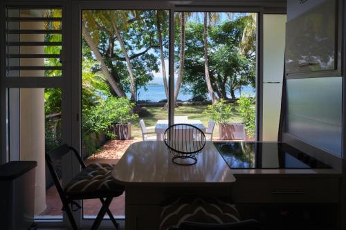 Cette chambre dispose d'une table et offre une vue sur l'océan. dans l'établissement PreciousHome, à Pointe-à-Pitre