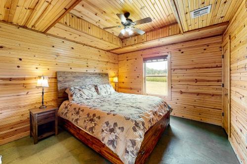 本頓維爾的住宿－Parkhurst & Neal，小木屋内一间卧室,配有一张床