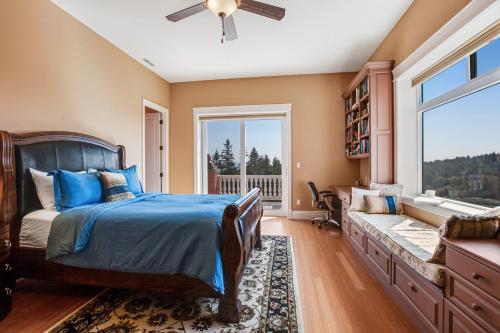 1 dormitorio con cama y ventana en Castle on the Hill, en Maple Grove Beach