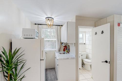 een kleine keuken met een witte koelkast en een wastafel bij Tiki Room in Marathon