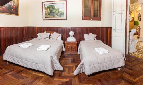 twee bedden naast elkaar in een kamer bij Casa Lima in Lima