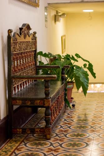 una silla en una habitación con plantas en el suelo en Casa Lima, en Lima