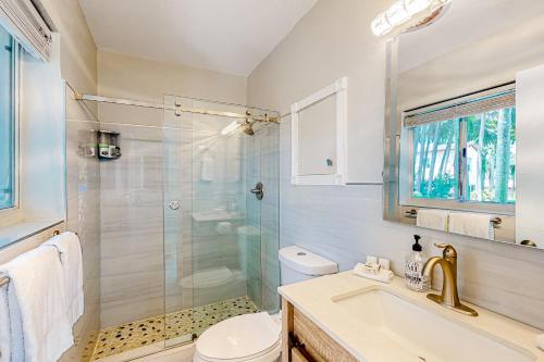 La salle de bains est pourvue d'une douche, d'un lavabo et de toilettes. dans l'établissement Sunny Oasis, à Hollywood