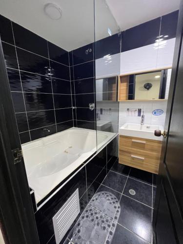 a bathroom with a tub and a sink at Hotel Estambul in Dosquebradas