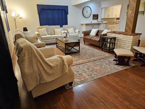 sala de estar con sofás, sofá y mesa en The Home, en Sanford