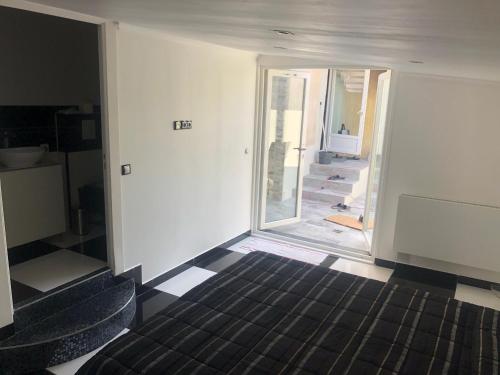 マルセイユにあるChambre 2 places avec salle de bainのベッドと椅子、窓が備わる客室です。