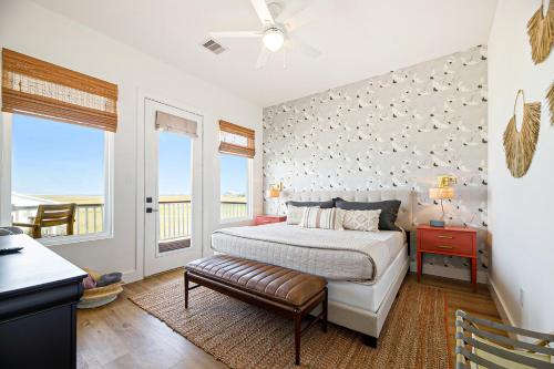 um quarto com uma cama, uma mesa e uma janela em Sol Vacation em Freeport
