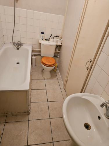 een badkamer met een toilet, een wastafel en een bad bij Flat in Camden Town in Londen