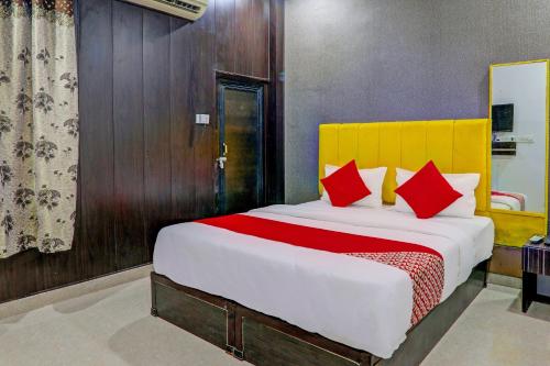 A bed or beds in a room at OYO Flagship Ideal Inn