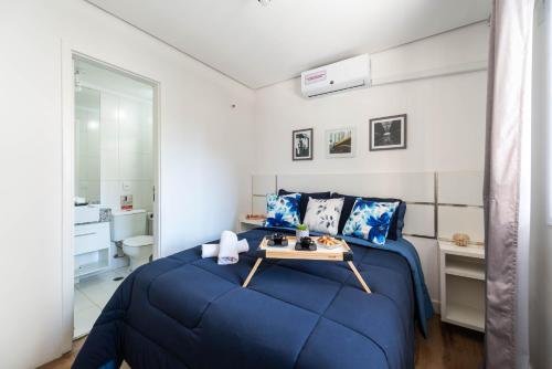 una camera con un letto blu e un tavolo di Rover 25 Centro a San Paolo
