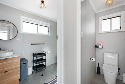 een badkamer met een toilet en een wastafel bij Oceans 8 - 8 First Ave Hayborough in Hayborough