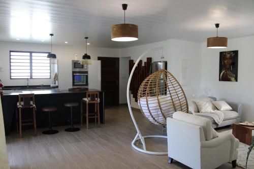 Matoury的住宿－Villa Perle - 2 suites，客厅配有白色的沙发和椅子