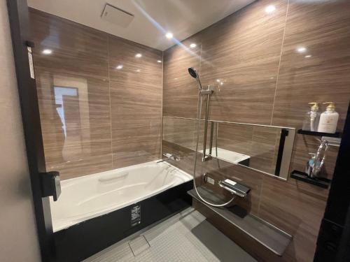La salle de bains est pourvue d'une baignoire, de toilettes et d'un lavabo. dans l'établissement Otaru Geihinkan, à Otaru