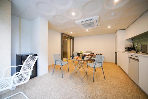 a kitchen and dining room with a table and chairs at SimpleStay Hotel in Jongno in Seoul