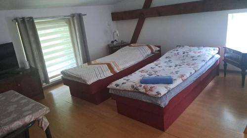 Tempat tidur dalam kamar di Pensjonat Stary Mlyn Tuczno