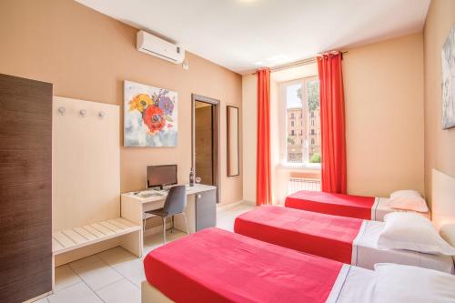 Postel nebo postele na pokoji v ubytování Hotel Mosaic Central Rome