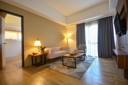 TV a/nebo společenská místnost v ubytování Sotogrande Hotel Palawan