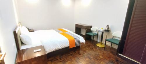 Ein Bett oder Betten in einem Zimmer der Unterkunft Sky Garden Hotel