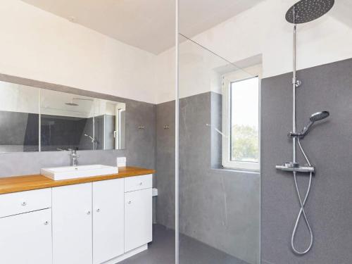 a bathroom with a shower and a sink at Seaside Charm in Gedser - By Traum Ferienwohnungen in Gedser