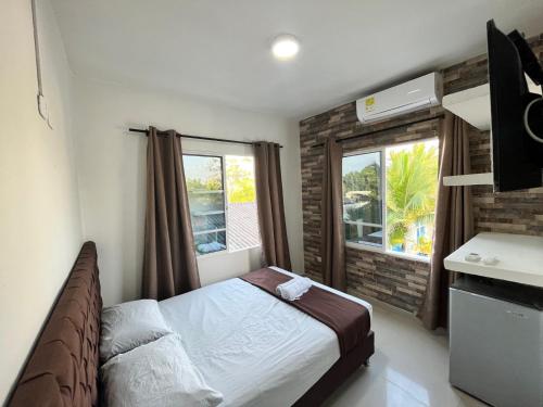 a small bedroom with a bed and a window at Hotel Playarena in Coveñas