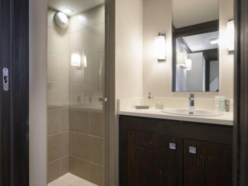 une salle de bain avec une douche, un lavabo et un miroir dans l'établissement Duplex de 120 m² à Courchevel 1650, pour 8 pers., Centre station, proche pistes avec cheminée et parking - FR-1-631-161, à Courchevel