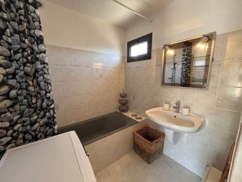 a bathroom with a tub and a sink and a bath tub at Appartement 2 pièces 4 couchages, terrasse, proche plages - FR-1-226B-172 in Cavalaire-sur-Mer