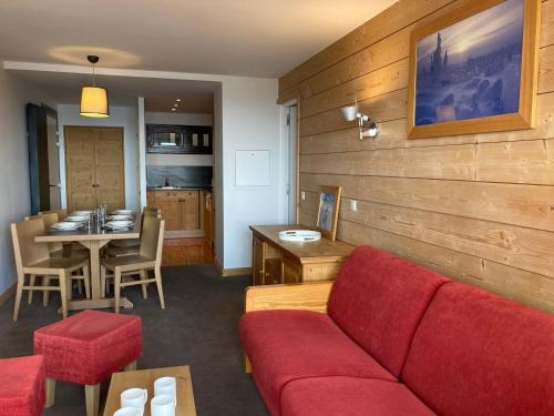 un salon avec un canapé rouge et une table dans l'établissement Grand appartement 3 chambres à Avoriaz, idéal pour 8 pers - FR-1-634-94, à Morzine