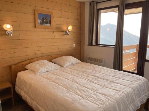 une chambre avec un grand lit avec une fenêtre dans l'établissement Grand appartement 3 chambres à Avoriaz, idéal pour 8 pers - FR-1-634-94, à Morzine