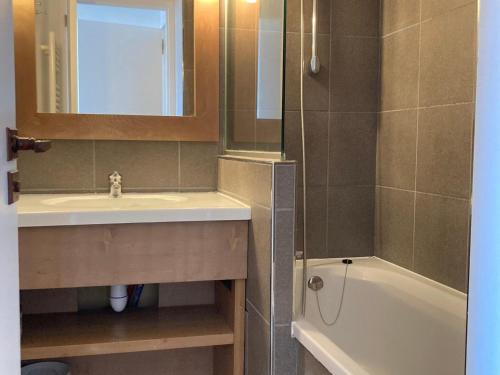 une salle de bain avec un lavabo, une douche et une baignoire dans l'établissement Grand appartement 3 chambres à Avoriaz, idéal pour 8 pers - FR-1-634-94, à Morzine