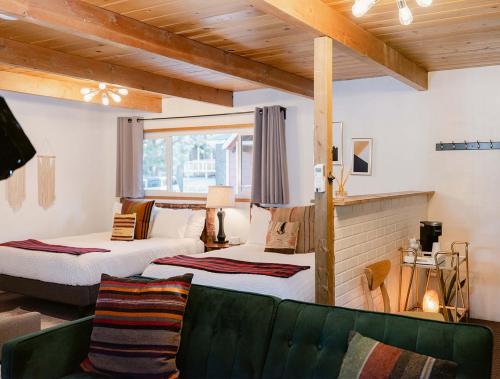 Postel nebo postele na pokoji v ubytování Grand Pine Cabins